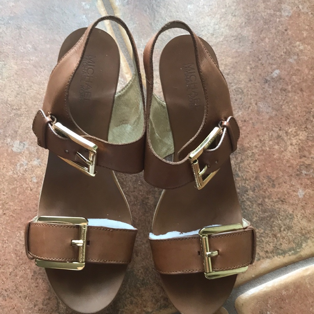MICCHAEL KORSE WEDGE SANDAL WITH WIDE BUCKLE . - Picture 10 of 13
